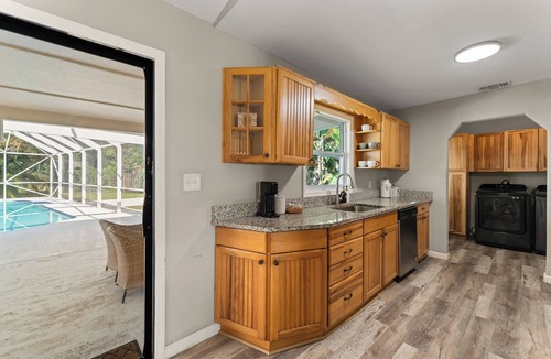 Stuart House | 4 bedroom Tropical Getaway with optional Pontoon Tours