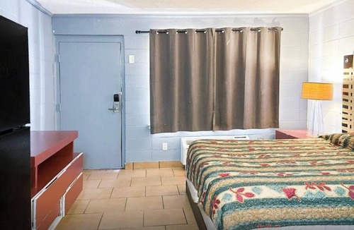 Albany Hotel | 4 Budget-Friendly Rooms Near Parks and Attractions | Perfect for Groups/Families