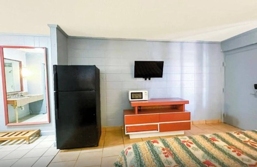Albany Hotel | 4 Budget-Friendly Rooms Near Parks and Attractions | Perfect for Groups/Families