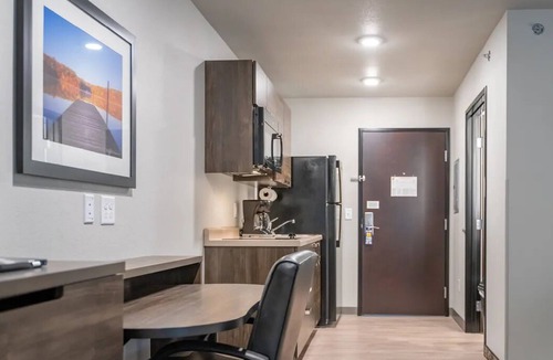 Pooler House | 4 Comfortable Rooms w/Kitchen & Pet-Friendly Perks for Large Groups Visits