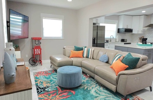 West Bradenton House | 4 Ensuites Pool 4 Parking Outdoor dining and grill