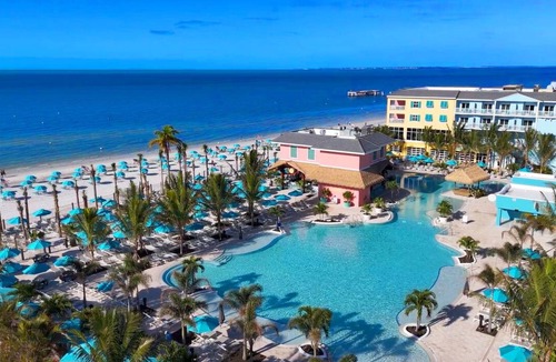 Fort Myers Beach Resort | 4 Pet-Friendly Rooms with Balcony & Outdoor Pool Near Crescent Beach Park