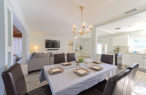 Edgewood House | 4 Rooms, Lake, Pool, Hottub, Bocce Ball, Putting Green, Fire Pit, Plunge