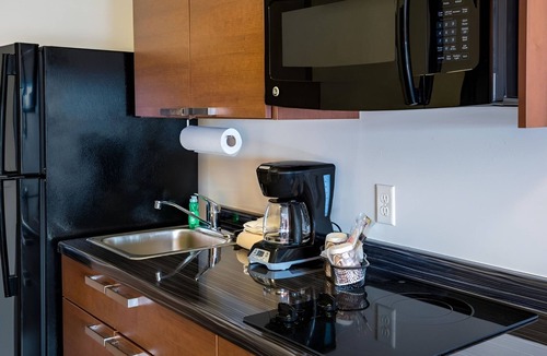 Wixom Hotel | 4 Rooms with Fully Equipped Kitchen - Stay Conveniently Near Major Attractions