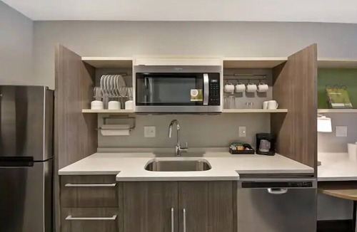 Alpine Center Hotel | 4 Sleek Studio near Downtown Grand Rapids | Daily Hot Breakfast & Free Parking