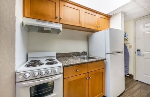 Seabreeze Park Hotel | 4 Units | Bright Coastal Stay with Pool Near Pier & Nightlife Scene