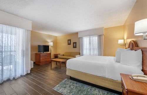 Seabreeze Park Hotel | 4 Units | Seaside Stay with Pool and Parking Near Boardwalk & Dining