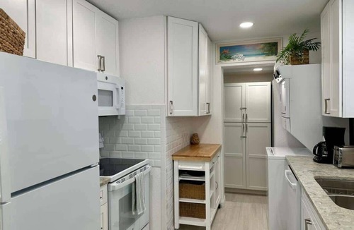 Mid Island House | 4850 Coral Pet Friendly Pool Home near Beach
