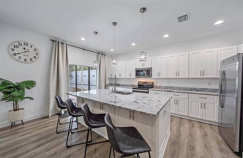 South Sarasota House | 4bed/4bath/2half bath with screened-in heated pool, 10 mins to Siesta Beach/Town