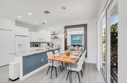 Windwood Bay House | 4BR family townhouse w/pool & backyard