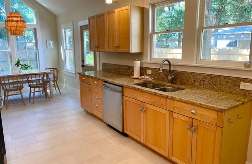 Lincolnville House | 4BR Historic Old Town 3 Private Parking Spots Walk to Sights