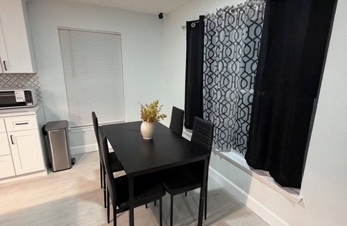 Richmond Heights House | 5-bedroom house in pleasant Orlando with AC close to attractions and hospitals