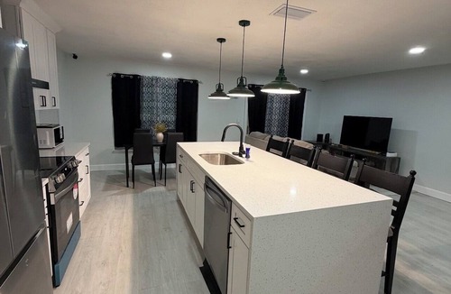 Richmond Heights House | 5-bedroom house in pleasant Orlando with AC close to attractions and hospitals