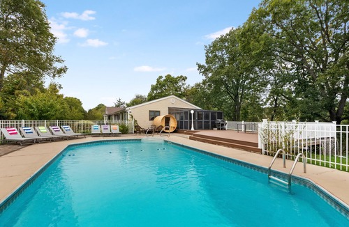 Monroe House | 5-bedroom serene retreat in charming Monroe