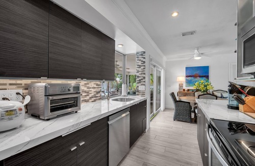 Lake Ida Shores House | 5 Beds LUXURY Sun-shelf-Heated Poo-Spa Privacy Gourmet Kitchen Updated space-WOW