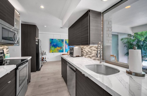 Lake Ida Shores House | 5 Beds LUXURY Sun-shelf-Heated Poo-Spa Privacy Gourmet Kitchen Updated space-WOW