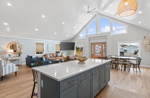 Gulf Lagoon Beach House | 5 BR Home with Pool, Golf Cart, Walk to Beach, 1 Mile to World Famous Tootsie