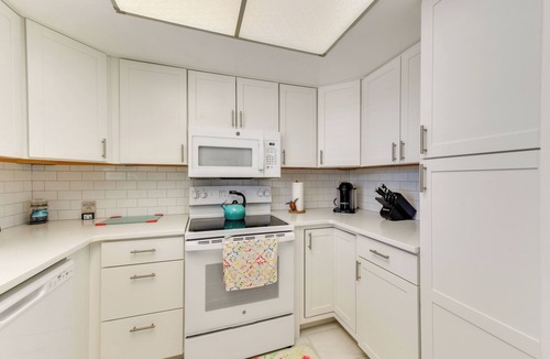 Venice Gardens House | 5 Mi to Venice Beach! Remote-Work-Ready Retreat