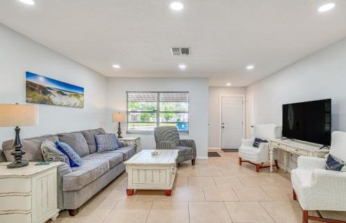 Spring Hill House | 5 Mi to Weeki Wachee! Home w/Lanai & Air Hockey