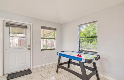 Spring Hill House | 5 Mi to Weeki Wachee! Home w/Lanai & Air Hockey
