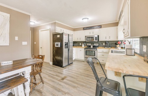 LaGrange House | 5 Mi to West Point Lake: Group Getaway Near Town