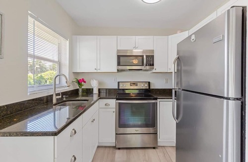 Laurel Apartment | 5 Mins to Nokomis Beach Tropical Bungalow