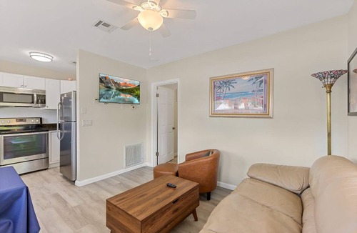 Laurel Apartment | 5 Mins to Nokomis Beach Tropical Bungalow