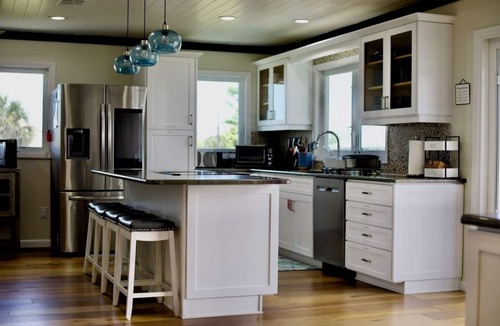 South Island House | 5 minutes to beach! Entire Family-sized Beach Home:Heated Pool & Game Room