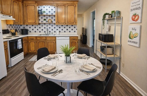 Valdosta Apartment | 5 Minutes to VSU, I-75 & Restaurants! Sleeps 5 w/2 Full Baths- Family Friendly