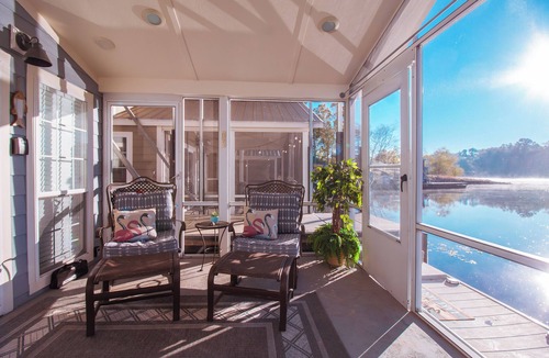 Bainbridge House | 5-Star/2-BR Boathouse Fully Remodeled-Directly on the Flint River w/Amazing Deck