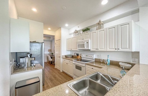 Naples Condo | 5 star condo: Top Golf Courses, Great Amenities, near Beach and Downtown Naples!