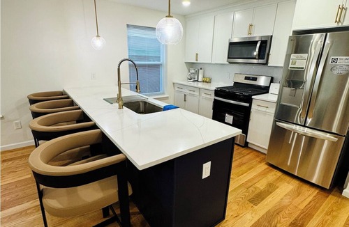 Newark House | 5 Star Luxurious 3 Bedroom Duplex Unit, Sleeps 8 people and 2 and half bath