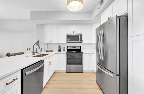 Miramar Beach Condo | 5 Star Stays Stocked Luxury Retreat 2 Kg Suites