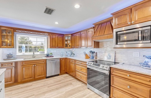 Florida Shores House | 5BR Estate Hot Tub Pet Friendly Sleeps 8 Near Beach