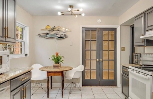June Park House | 6 Bedroom Pool property. Pet Friendly