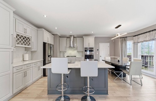 Mableton House | 6 bedrooms 4 full bathrooms 2 kitchens 16 miles to Stadium