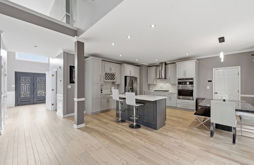 Mableton House | 6 bedrooms 4 full bathrooms 2 kitchens 16 miles to Stadium