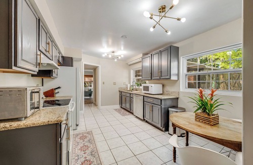 June Park House | 6 bedrooms. Sleeps 14. 3 KingBeds. 1 acre lot. Large Pool, Huge Fenced yard