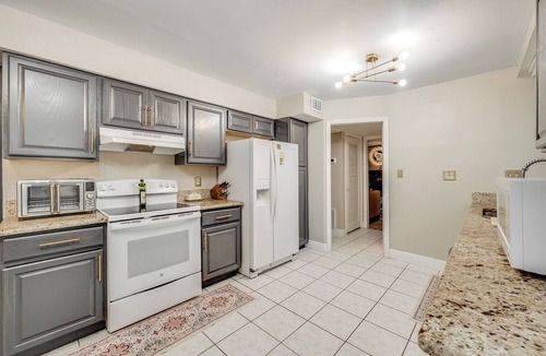 June Park House | 6 bedrooms. Sleeps 14. 3 KingBeds. 1 acre lot. Large Pool, Huge Fenced yard