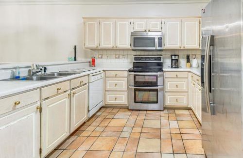 Albany House | 6 Mi to Dtwn Albany: Convenient Home w/Patio
