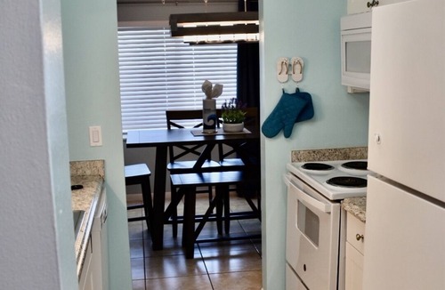 Madeira Beach Apartment | 6BD/6BA Prime location to Johns Pass/Beach/Shopping!