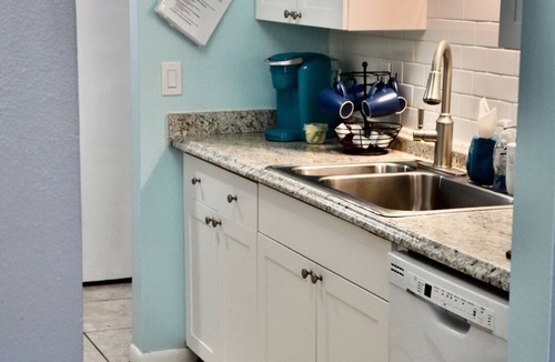 Madeira Beach Apartment | 6BD/6BA Prime location to Johns Pass/Beach/Shopping!
