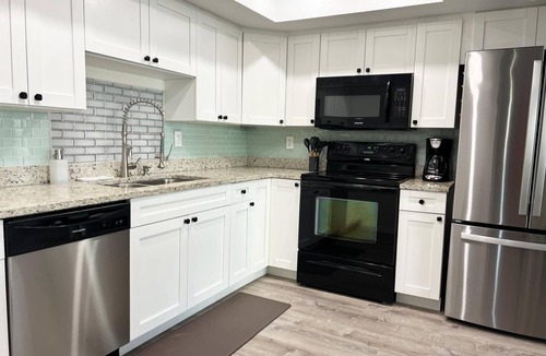 Grove City House | 6BR Triplex – Walk to Marina & Lighthouse Grill