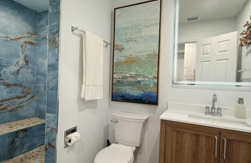 Grove City House | 6BR Triplex – Walk to Marina & Lighthouse Grill