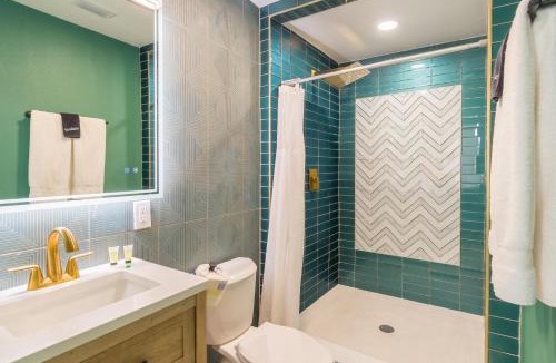 Smith's Memento House | 8 beds! Steps 2 Ocean Center Cowboy Pool Beach