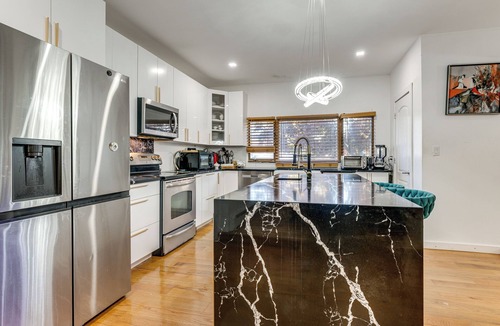 Alden Manor House | 8 Mi to Jones Beach State Park! Cozy Home w/Porch