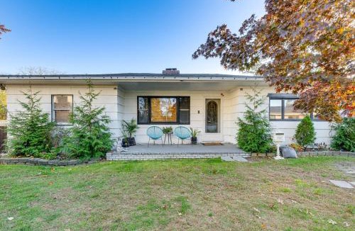 Alden Manor House | 8 Mi to Jones Beach State Park! Cozy Home w/Porch