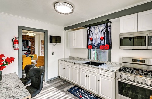 Teaneck House | 8 Mi to MetLife Stadium! Teaneck Retreat w/Yard