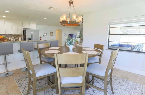 Largo House | 8 min Beach, Hot Tub, Pool & Games @ Snook Haven