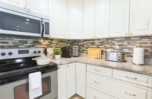 Largo House | 8 min Beach, Hot Tub, Pool & Games @ Snook Haven